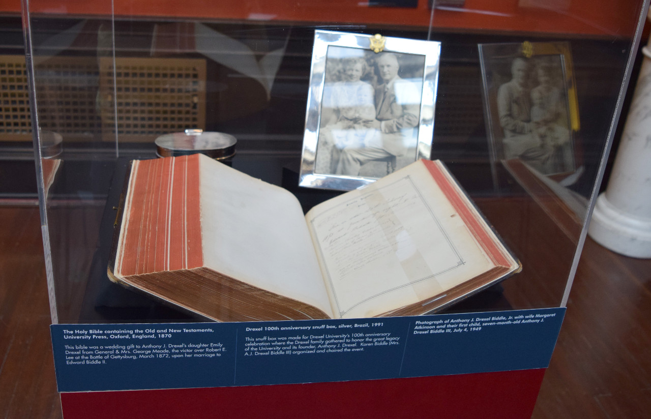 Picture Gallery family display case